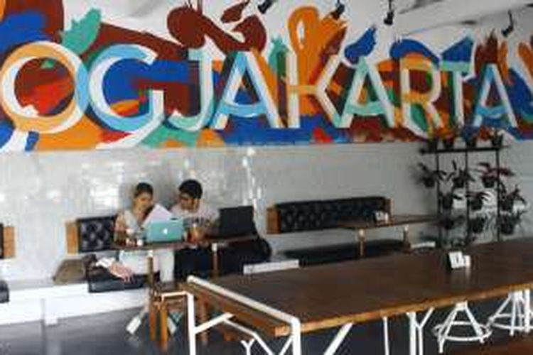 Restoran Lokal yang beralamat di Jalan Jembatan Merah nomor 104C, Gejayan, Yogyakarta ini memiliki interior berkonsep rustic industrial.