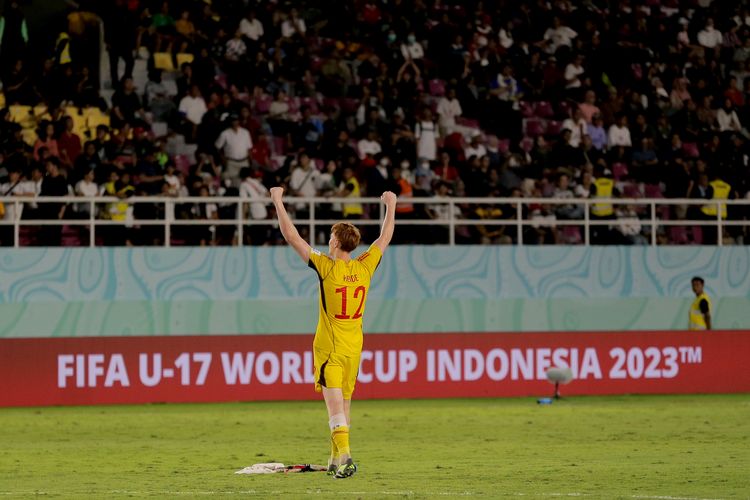 Penjaga gawang Timnas Jerman Konstantin Heide menyapa penonton usai final Piala Dunia U17 2023 Indonesia melawan Perancis berakhir dengan skor 2-2 (4-3) yang berlangsung di Stadion Manahan Solo, Sabtu (2/12/2023) malam.