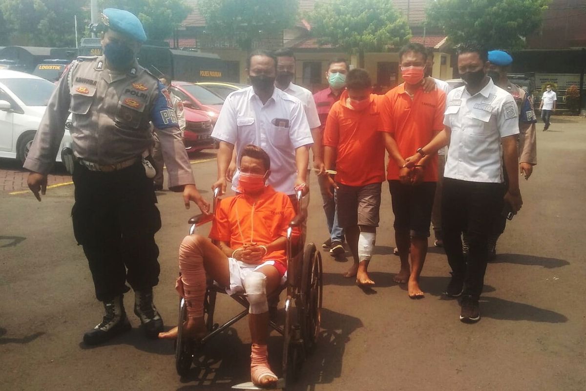 3 pelaku pembegalan saat diamankan di Mapolres Pasuruan.