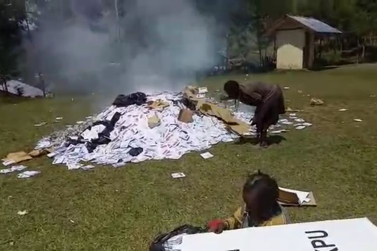 Tangkapan layar video pembakaran logistik Pemilu di Tingginambut, Kabupaten Puncak Jaya, Papua.