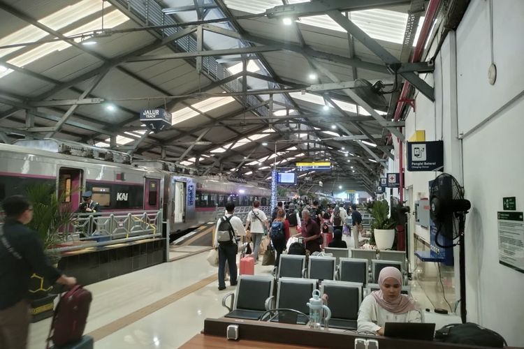 4 KA Terlambat Tiba di Surabaya Imbas Kecelakaan Kereta di Bekasi Timur, Daop 8 Minta Maaf