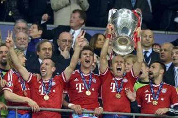 Gelandang Bayern Munich, Arjen Robben mengangkat trofi Liga Champions setelah pertandingan sepak bola final UEFA antara Borussia Dortmund dan Bayern Munich di Stadion Wembley, London, 25 Mei 2013. Bayern Munich memenangkan pertandingan 2-1.