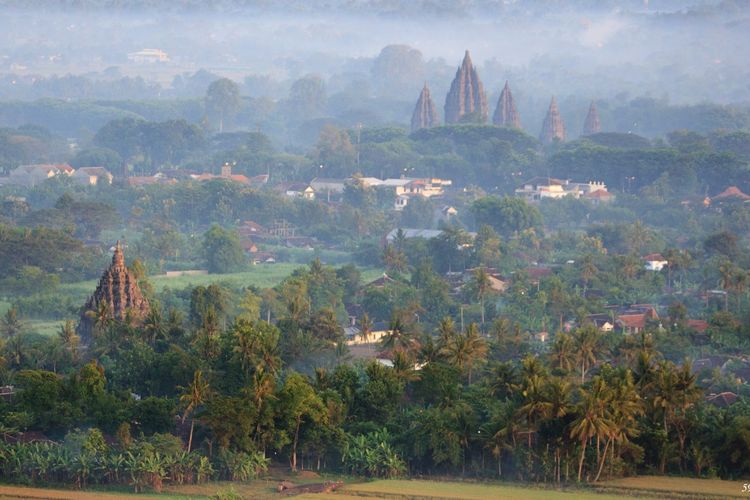 Pemandangan Candi Sojiwan yang berada tidak jauh dari Kompleks Candi Prambanan.