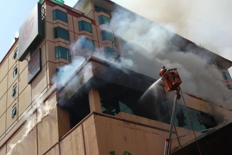 Kebakaran belasan jam menghanguskan Novita Hotel Jambi, Kota Jambi, Senin (9/4/2018). Selain armada Damkar Kota Jambi, mobil water cannon Polda Jambi juga diperbantukan untuk pemadaman.
