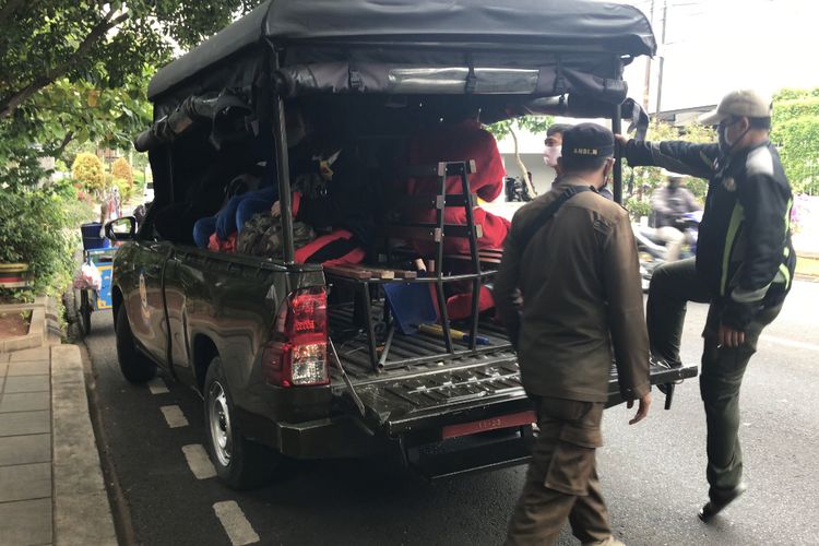 Sejumlah badut dan pengamen di kawasan Pondok Indah, Kebayoran Lama dibawa anggota Satuan Polisi Pamong Praja (Satpol PP) Jakarta Selatan pada Rabu (24/3/2021) sore. Kegiatan dari Satpol PP ini bernama Asuh dan Asih.