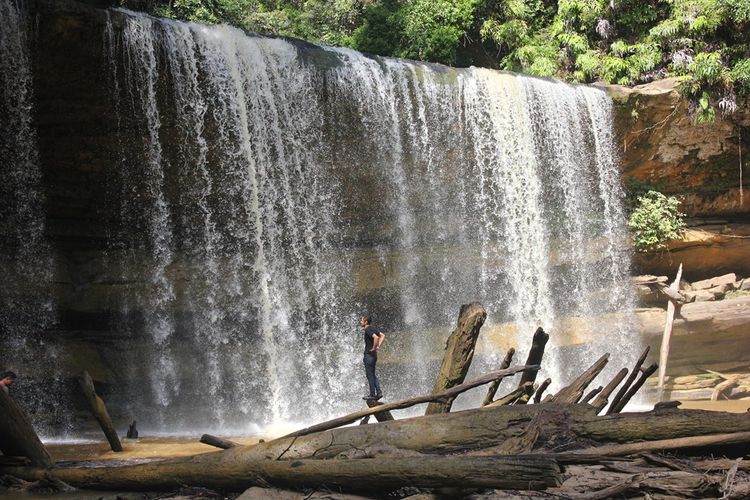 Keindahan Air Terjun Bangen Tawai yang berada di tengah hutan adat di wilayah perbatasan Kabupaten Nunukan, Kalimaantan Utara. Selain air terjun, Pengurus Adat Dayak Kenyah juga mengajak pengunjung untuk mempelajari dan mengetahui tradisi Suku Dayak Kenyah  dengan menggelar tarian dan menyediakan ruang pamer peralatan tarian dan senjata serta peralatan perang Suku Dayak Kenyah zaman dahulu.