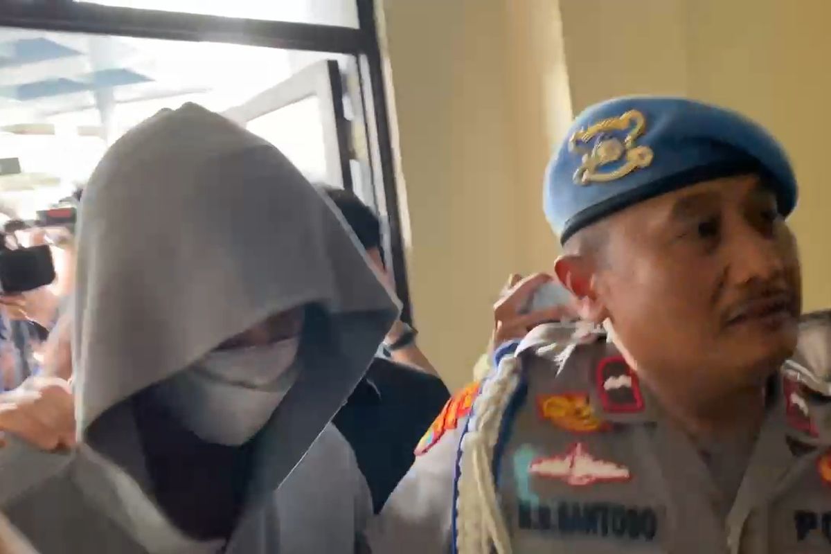 Artis peran Fachri Albar menjalani pemeriksaan kesehatan di Polres Metro Jakarta Barat usai ditangkap terkait kasus narkoba.