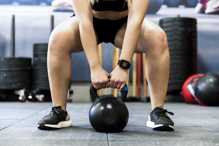 Ilustrasi latihan di gym untuk singkirkan lemak perut