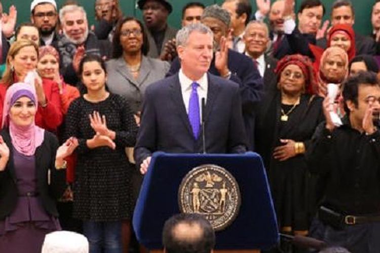 Wali Kota New York Bill de Blasio saat mengumumkan libur Idul Fitri dan Idul Adha untuk sekolah publik di New York, Rabu (4/3/2015).