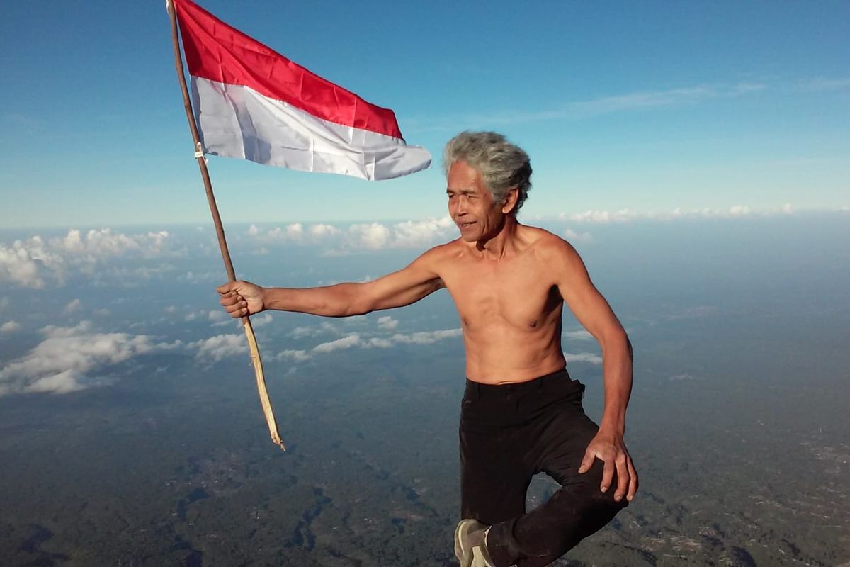 Wayan Tegteg saat melakukan pendakian Gunung Agung di Bali. 