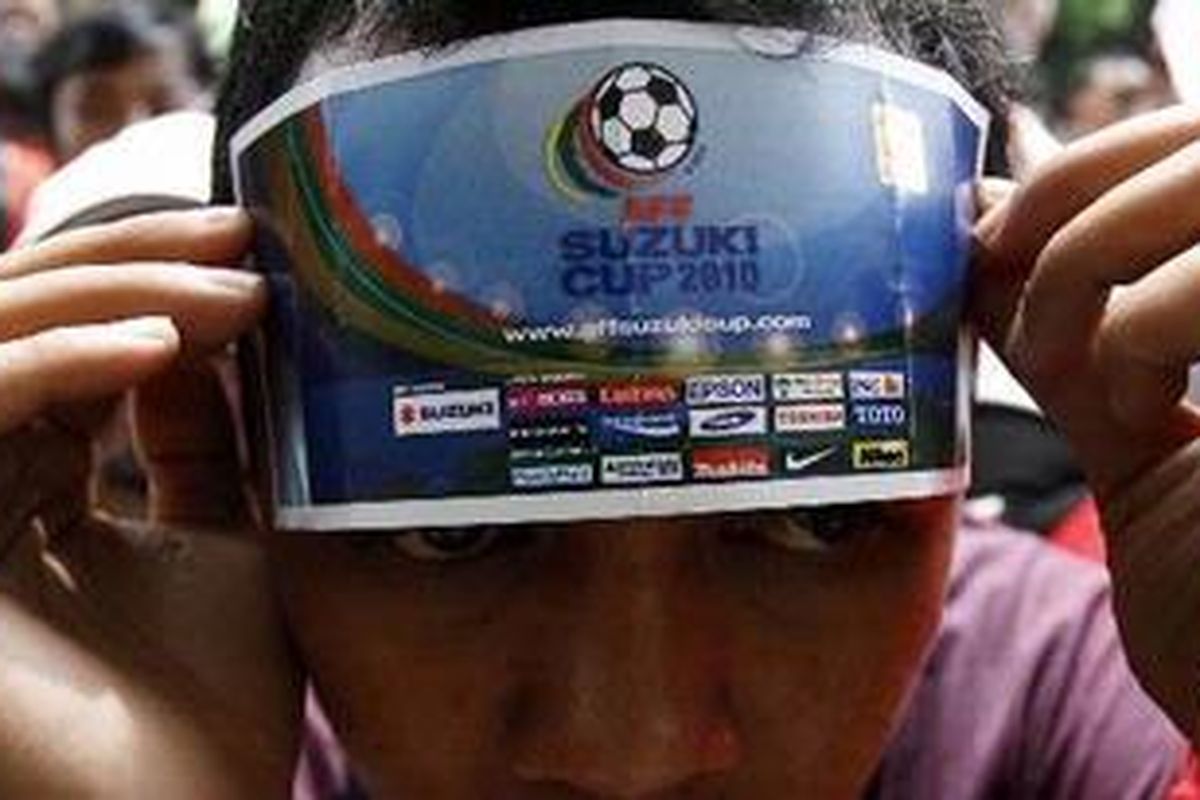 Penonton pemilik tiket semenara yang akan menyaksikan laga semifinal Piala AFF Indonesia vs Filipina, di Stadion Utama Gelora Bung Karno, Jakarta Selatan, Minggu (19/12/2010), menuntut janji panitia yang akan memberikan tiket resmi kepada para pemilik tiket sementara.