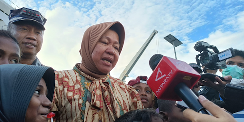 Mensos Tri Rismaharini memberikan penjelasan kepada media di sela-sela kegiatan Bakti Sosial Kemensos di Pulau Kei Besar, Kabupaten Maluku Tenggara, Provinsi Maluku, Rabu (24/7/2024).