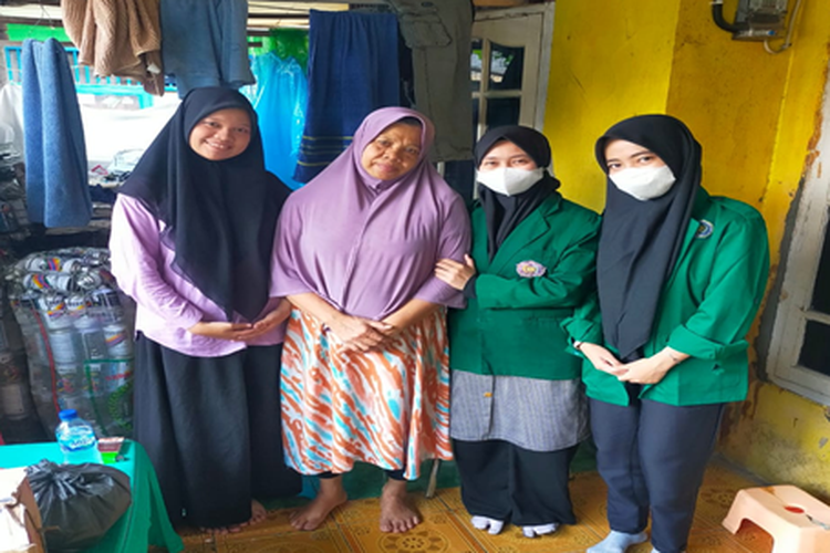 Tiga Mahasiswa Farmasi FFS Uhamka melaksanakan kegiatan pemberdayaan di rumah Ibu Paisah yang terletak di Cileungsi, Bogor, pada Minggu (31/12/2023).