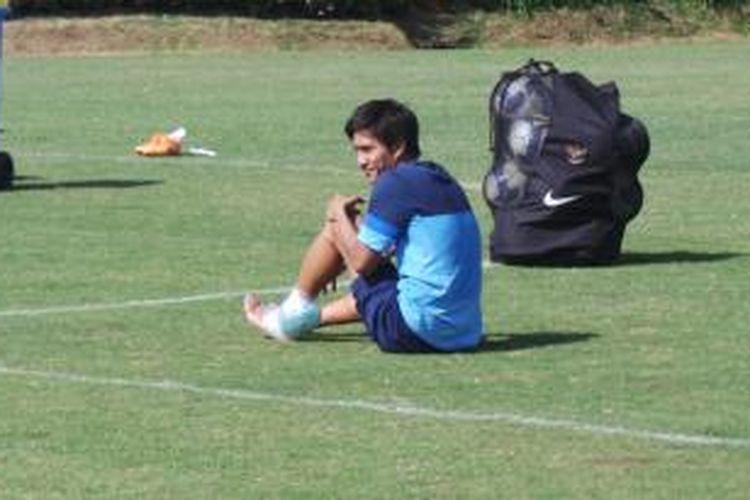 Pemain tim nasional Indonesia U-19, Mahdi Albar, mengalami cedera saat mengikuti pemusatab latihan di Kusuma Agrowisata, Batu, Jawa Timur, Senin (11/11/2013). 