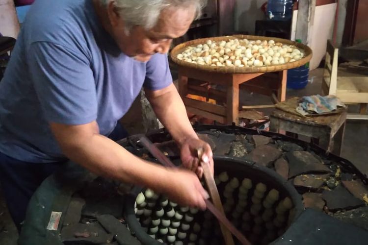 Pembuatan nopia di Banyumas, Jawa Tengah