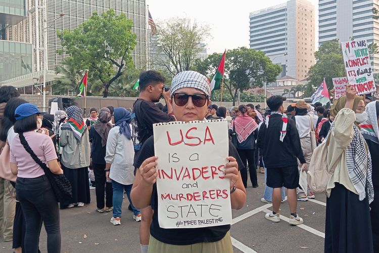 Ketua Perempuan Mahardhika, Mutiara Ika Pratiwi ikut unjuk rasa di seberang Kedutaan Besar Amerika Serikat, Gambir, Jakarta Pusat, Jumat (31/5/2024)