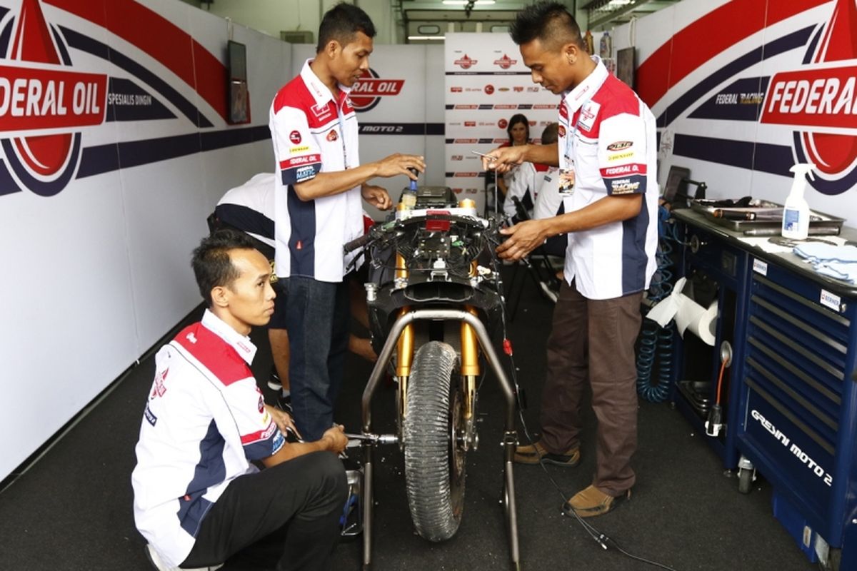 Tiga orang mekanik pemenang Federal Oil Mechanic Academy Contest 2017 terlibat di paddock Federal Oil Gresini Moto2, di Sirkuit Sepang, Malaysia, Jumat (27/10/2017). Mereka berkesempatan terlibat langsung bekerjasama dengan tim mekanik dari Federal Oil Gresini Moto2.