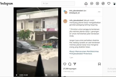 Mobil Terobos Banjir Bikin Gerobak Terbalik, Ingat Adab Berkendara Lewat Genangan Air