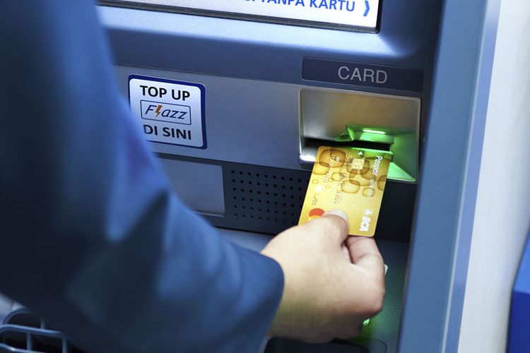 Cara mengurus kartu debit BCA yang tertahan atau tertelan di mesin ATM.