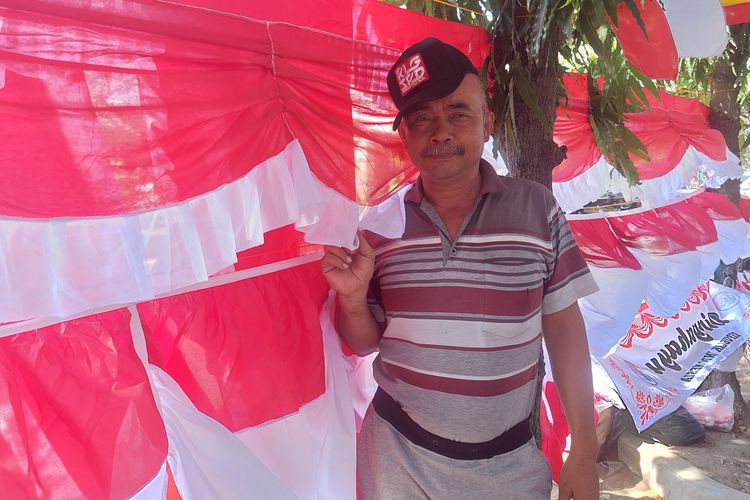 Yata (52), seorang penjual bendera merah putih asal Bandung, yang membuka lapak di wilayah Kecamatan Kota, Sumenep, Jawa Timur. 