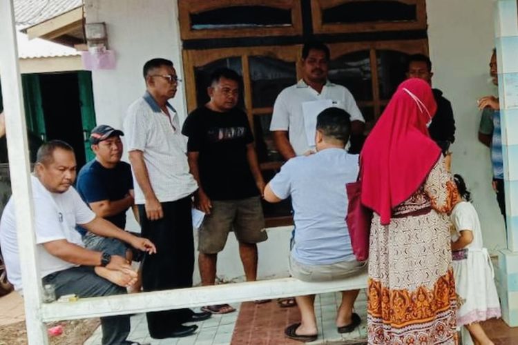 Seorang ketua koperasi unit desa di perkebunan kelapa sawit Kabupaten Ketapang, Kalimantan Barat (Kalbar) berinisial YW dilaporkan atas dugaan penggelapan uang sisa hasil kebun (SHK).
