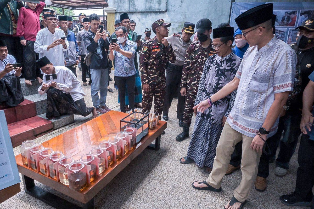 Menparekraf Sandiaga Uno saat silaturahmi di Ponpes Al Hasaniyah, Cicurug, Sukabumi, Jawa Barat.