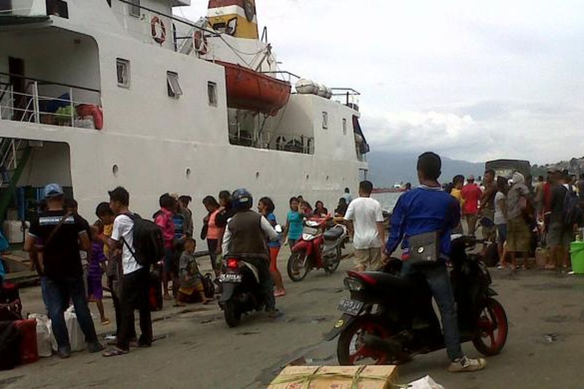 Ratusan calon penumpang motor Maloli turun dari kapal setelah pihak Administrator Pelabuhan (Adpel) Ambon memerintahkan mereka turun dari kapal, Senin (13/1/2014)