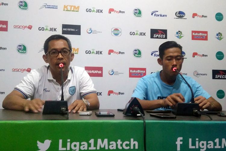 Pelatih Persela Lamongan Aji Santoso (kiri), bersama dengan Ahmad Birrul Walidain.