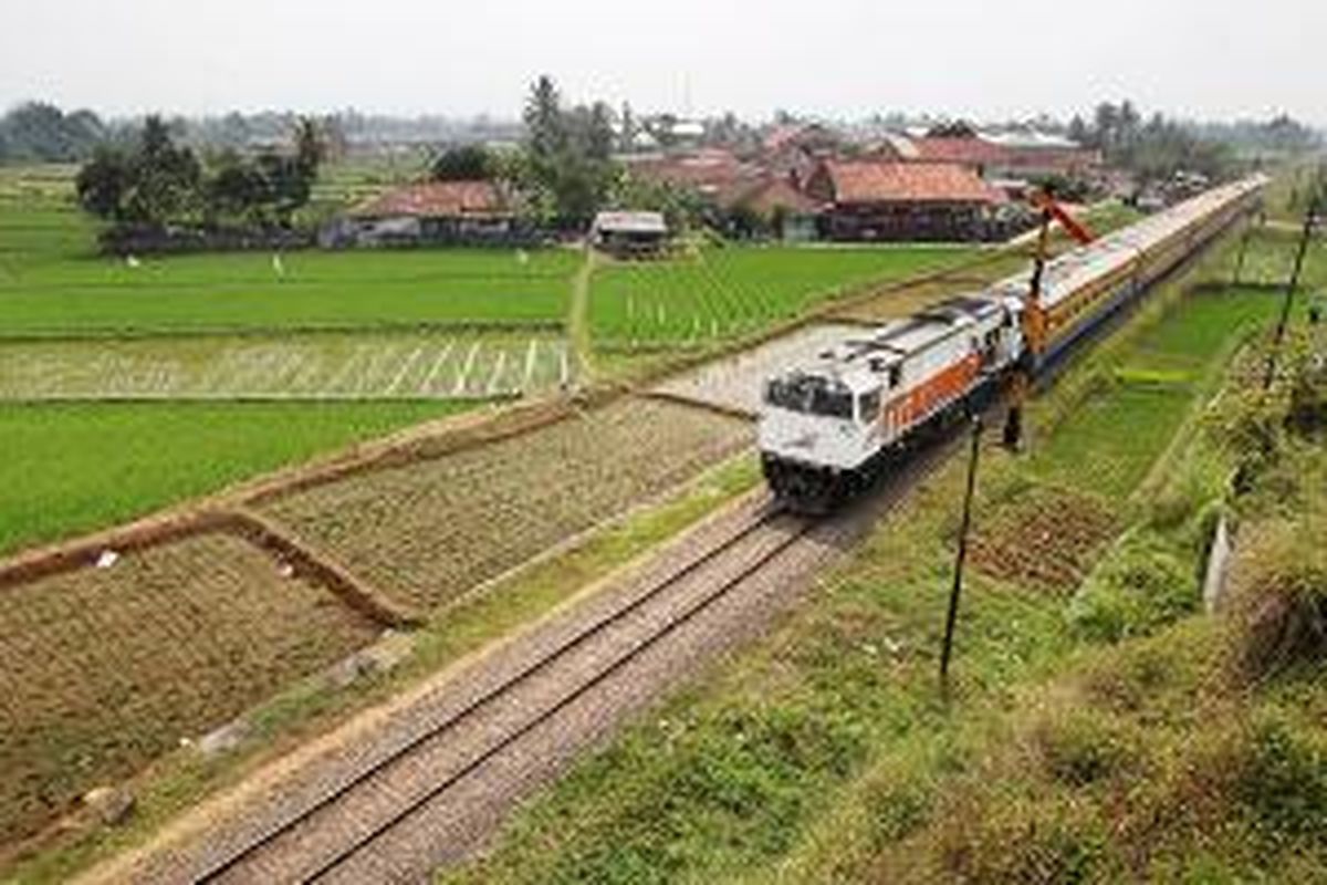 Kereta api Siliwangi dari Stasiun Bumiayu menuju Stasiun Paledang, Bogor, Jawa Barat, Rabu (1/10/2014). Pemandangan alam dan hamparan sawah menjadi pemandangan selama perjalanan. Kereta api menjadi salah satu transportasi yang dapat digunakan saat berwisata ke Sukabumi. 