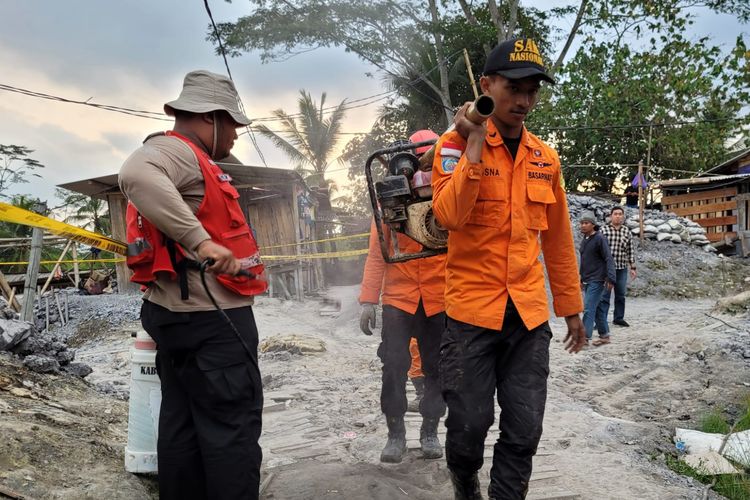 Anggota tim SAR disemprot disinfektan saat akan keluar dari lokasi kejadian delapan pekerja terjebak di lubang tambang galian emas di Desa Pancurendang, Kecamatan Ajibarang, Banyumas, Jawa Tengah, Senin (31/7/2023) sore.