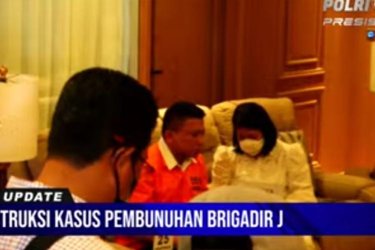Tangkapan layar Polri TV tersangka Ferdy Sambo dan Putri Candrawathi di lantai tiga di rumah pribadi Jalan Saguling, Duren Tiga, Jakarta, Selasa (30/8/2022).