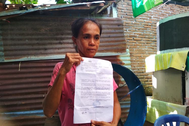 Suryani (39), saat memperlihatkan laporan kepolisian mengenai anaknya SF (15) siswi kelas 3 SMP yang menghilang dari rumahnya selama 12 hari di Jalan Cilallang, Kecamatan Rappocini, Makassar, Rabu (29/1/2020).