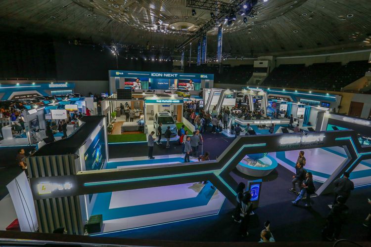 Suasana pameran ICON NEXT PLN Icon Plus pada ajang Electricity Connect 2024 di Jakarta Convention Center, Rabu (20/11/2024). Pada gelaran Electricity Connect 2024 yang berlangsung mulai 20-22 November 2024, PLN Icon Plus menghadirkan enam area tematik yang menampilkan solusi inovatif dalam mendukung transisi energi hijau serta transformasi digital di berbagai aspek kehidupan masyarakat.
