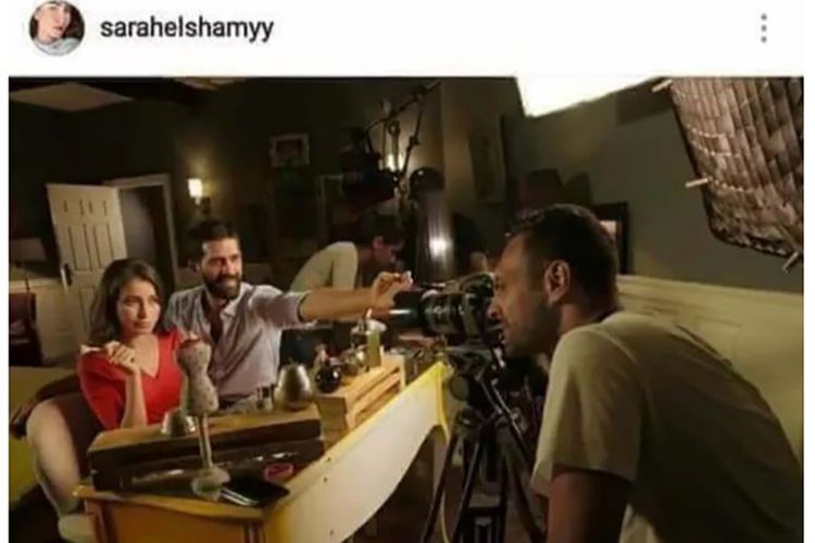 Foto behind the scene produksi iklan Huawei Nova 3 di Mesir yang diunggah oleh aktris Sarah Elshamy ke Instagram. Terlihat aktor pria hanya berpura-pura merentangkan tangan tanpa memegang ponsel, sementara gambar dijepret oleh anggota kru lain dengan kamera DSLR, dengan meniru sudut pandang selfie. 