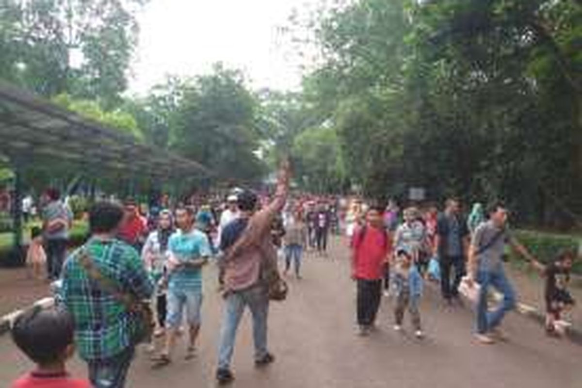 Pengunjung Taman Margasatwa Ragunan di hari kedua Lebaran atau Kamis (7/7/2016).