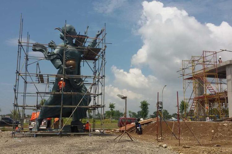 Patung Hamemayu Hayuningrat setinggi 9 meter akan berdiri di sebuah dudukan 4 meter yang sekarang masih disiapkan. Ia menjadi Patung Selamat Datang di Bandar Udara Yogyakarta International Airport (YIA), Kulon Progo, Daerah Istimewa Yogyakarta.