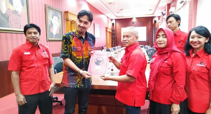Mantan Ajudan Ganjar Ambil Formulir di Kantor PDI-P untuk Daftar Cawabup Tegal