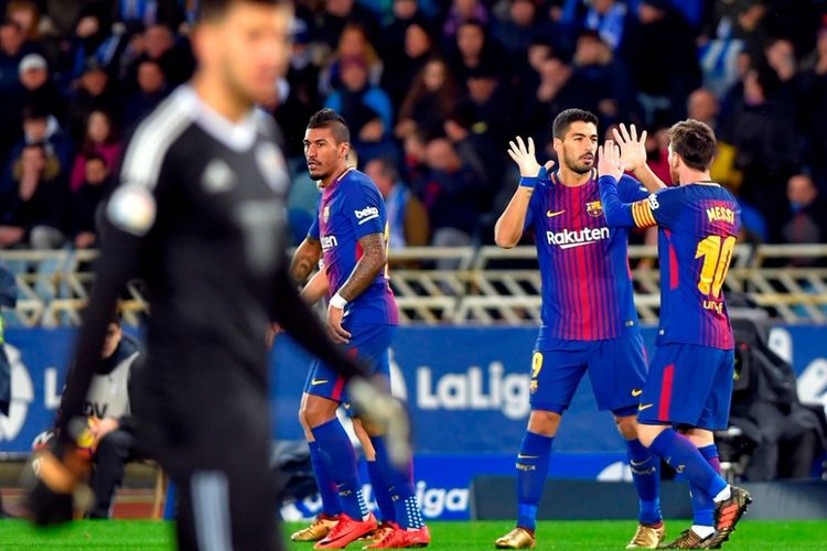 Striker FC Barcelona, Luis Suarez (kedua dari kanan), merayakan gol timnya bersama Lionel Messi dalam laga Liga Spanyol kontra Real Sociedad di Stadion Anoeta, San Sebastian, pada 14 Januari 2018.