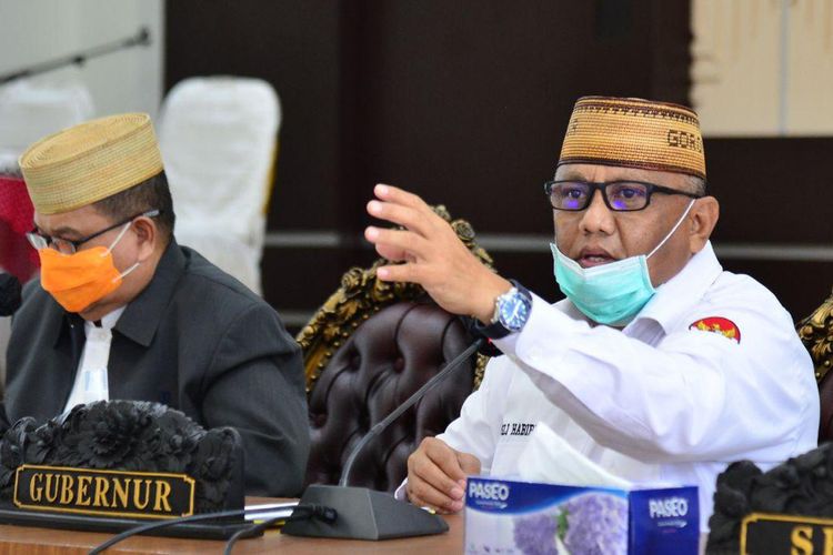 Gubernur Gorontalo, Rusli habibie saat memimpin rapat terbatas penyusunan Pergub penerapan PSBB  yang diikuti Wakil Gubernur, Sekda serta Pimpinan OPD dan tim Gugus Tugas covid-19, Rabu (29/4/2020). Rencananya PSBB akan mulai berlaku pada 3 Mei