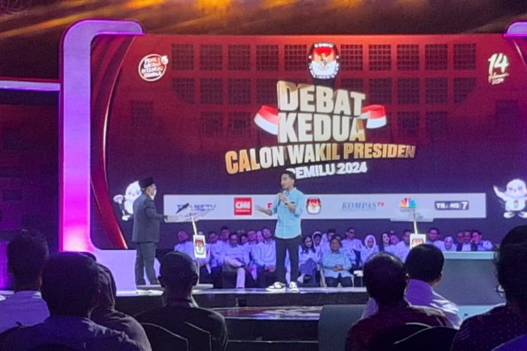 Cawapres nomor urut 2 Gibran Rakabuming mendekati cawapres nomor urut 1 Muhaimin Iskandar saat menjawab pertanyaan yang diajukan Muhaimin dalam debat cawapres di Jakarta Convention Center, Jumat (22/12/2023).