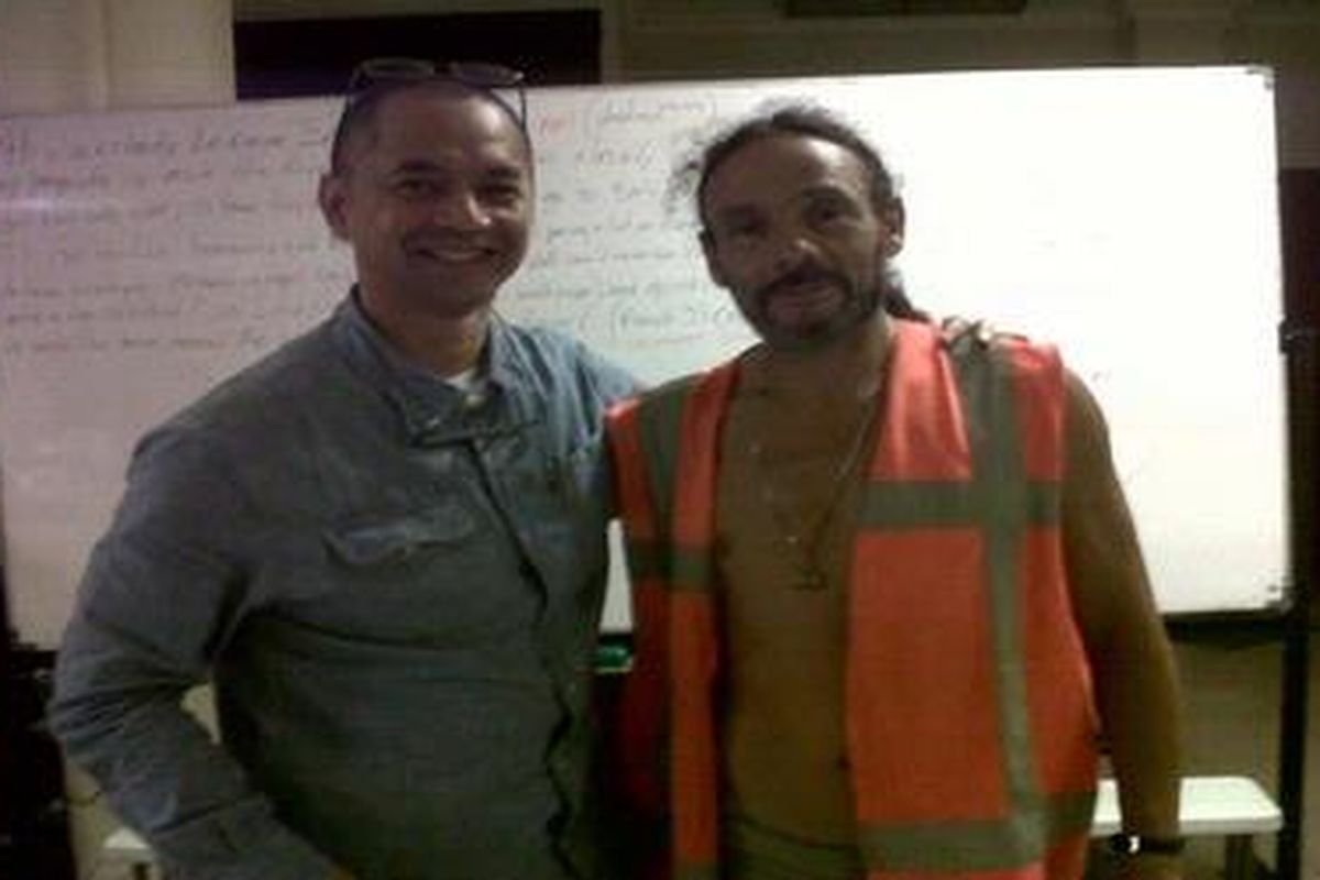 Ketua Umum Bike to Work (B2W) Indonesia Toto Sugito (kiri) menyambut pesepeda asal Brasil, Denizart Simoes, di Sekretariat B2W, Jalan Ahmad Dahlan, Jumat (13/1/2012).