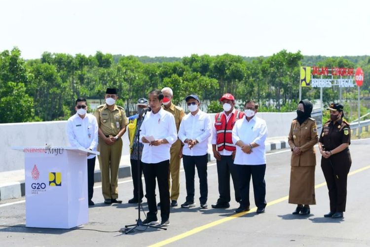 Presiden Joko Widodo memberikan keterangan pers usai meresmikan Jalan Lingkar Brebes-Tegal di Jembatan Kaligangsa, Kabupaten Brebes, Provinsi Jawa Tengah, pada Rabu (13/4/2022).