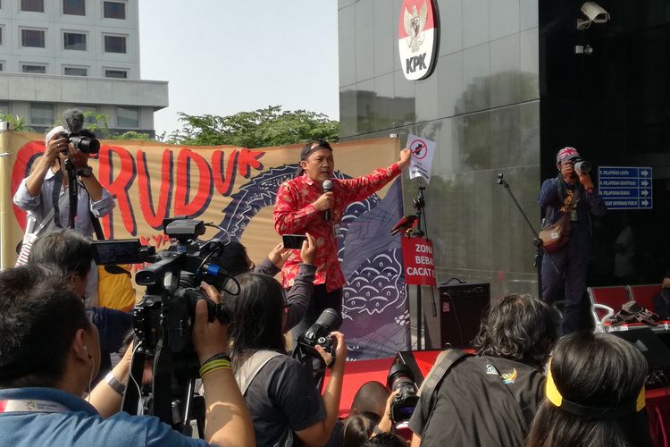 Penasihat Komisi Pemberantasan Korupsi (KPK) M Tsani Annafari saat berorasi dalam Aksi Solidaritas Selamatkan KPK di depan lobi Gedung KPK, Jakarta, Jumat (30/8/2019).  