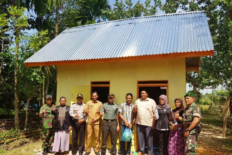 Komandan Distrik Militer Kodim 0103/Aceh Utara Letkol Kav Fadjar Wahyudi Broto menyerahkan  rumah bantuan yang dikerjakan prajurit TNI untuk  Jafar (65) dan Taib Ardi (55) di Desa Nibong Baroh,  Kecamatan Nibong, Kabupaten Aceh Utara, Senin (16/7/2018).