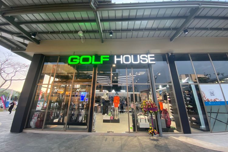 Aneka pilihan toko perlengkapan golf di The Range, kawasan golftainment baru di area Damai Indah Golf, Pantai Indah Kapuk, Jakarta Utara. 