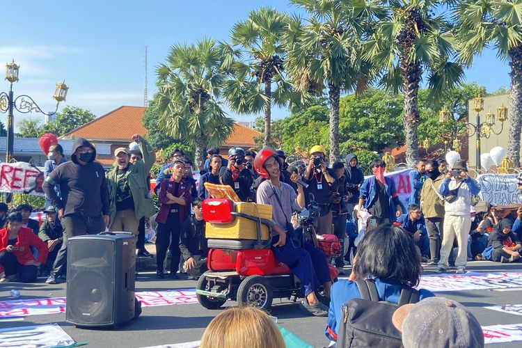 Disabilitas Penjual Es Turut Bersuara dalam Demo Mahasiswa di Surabaya