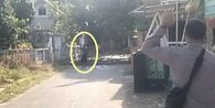 Sekdes di Bangkalan Ngamuk Sambil Acungkan Celurit, Blokir Jalan dan Minta Rp 50 Juta