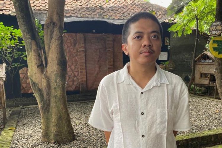 Ismal Muntaha adalah seniman yang tinggal di Dusun Wates dan sering berkegiatan bersama ibu-ibu yang kini tergabung dalam Mother Bank