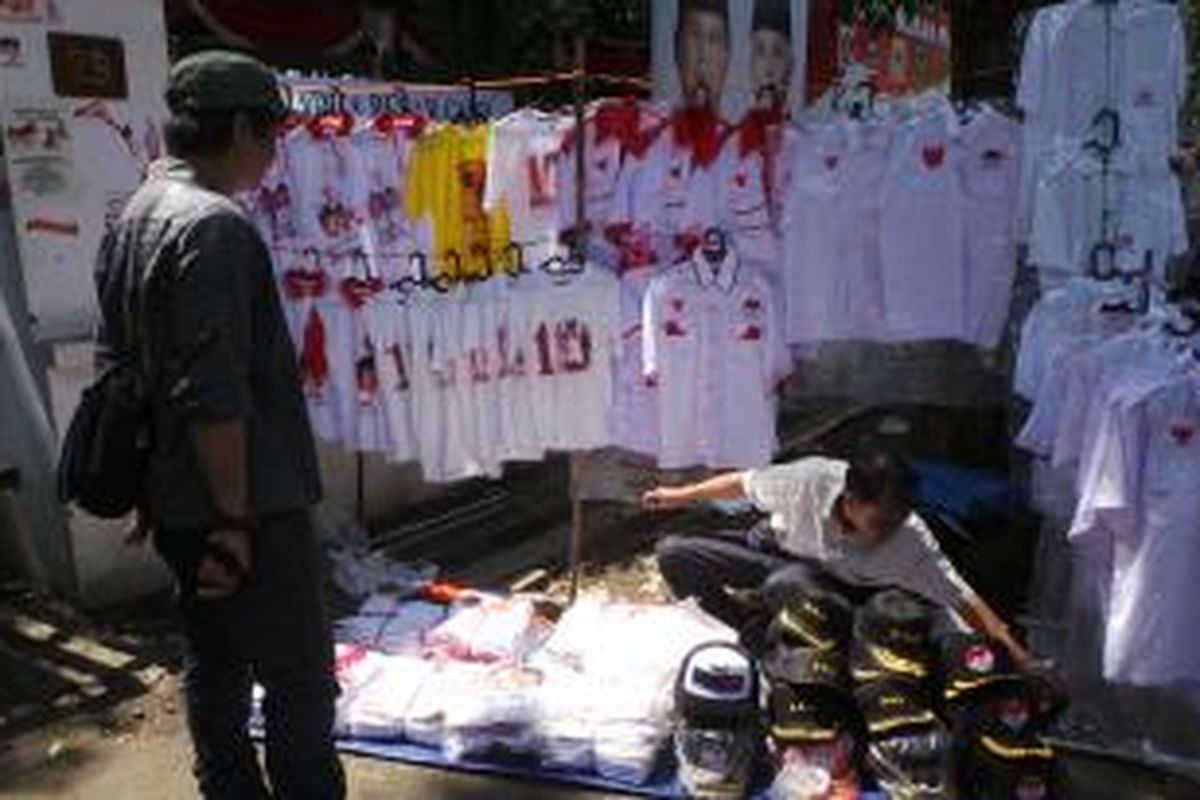 Pedagang baju Prabowo-Hatta di rumah Polonia, Jatinegara, Jakarta Timur. Selasa (22/7/2014).