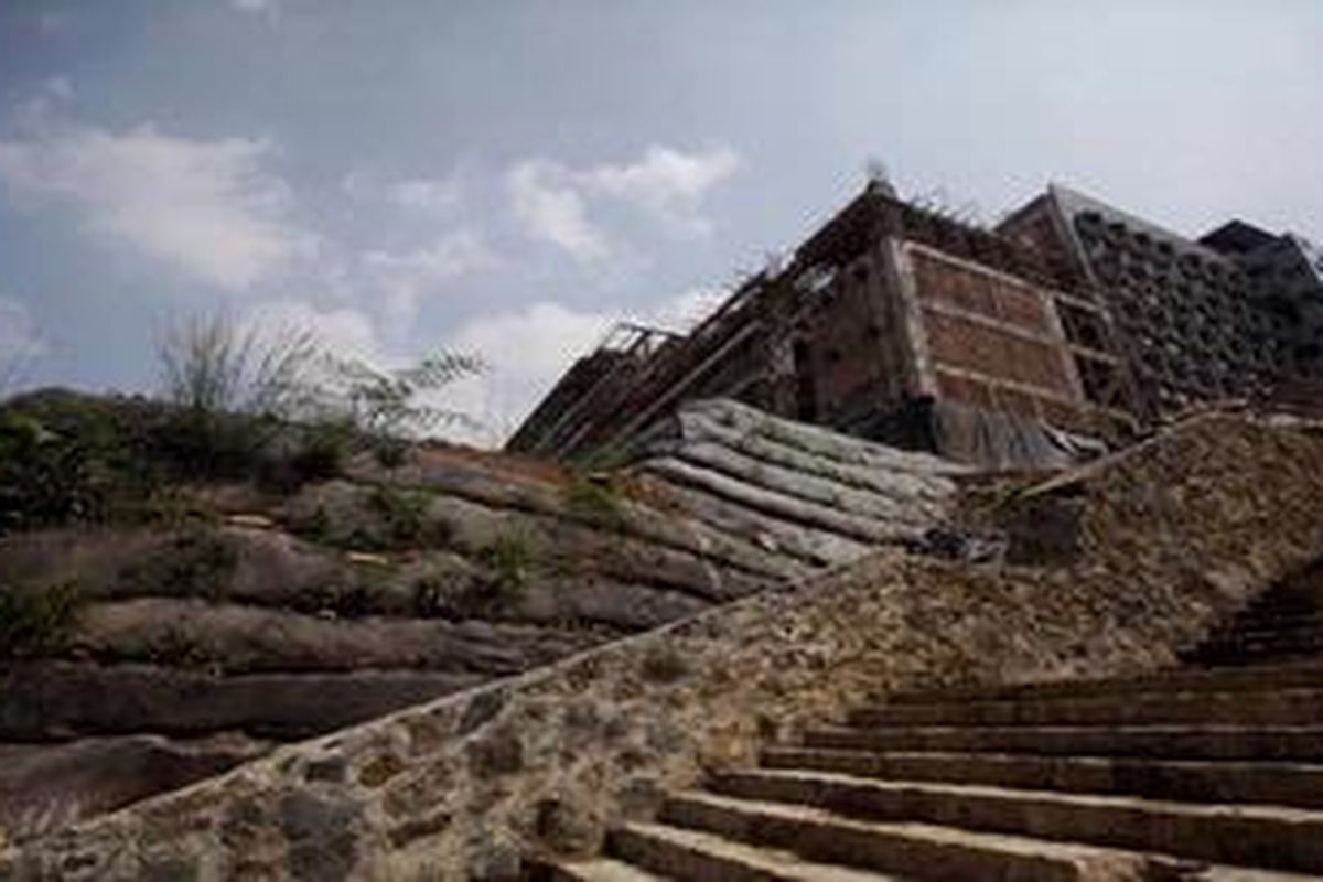 Proyek pembangunan kompleks olahraga terpadu Hambalang di Kecamatan Citereup, Kabupaten Bogor, Jawa Barat, Rabu (30/5/2012). Proyek senilai Rp 1,175 triliun tersebut menghadapi beberapa persoalan antara lain amblasnya tanah di area Power House III dan fondasi lapangan bulu tangkis seluas 1.000 meter persegi periode Desember 2011. Selain itu proyek ini kini tengah didalami oleh Komisi Pemberantasan Korupsi perihal dugaan suap oleh anggota DPR. 